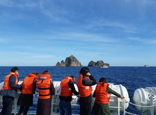 사고해역에서 수색작업 보는 가족들       (독도=연합뉴스) 2일 독도 인근 해상에서 지난달 31일 응급환자 이송 중 추락한 소방헬기의 탑승원 가족들이 수색작업을 보고 있다. 2019.11.3      mtkht@yna.co.kr  (끝)